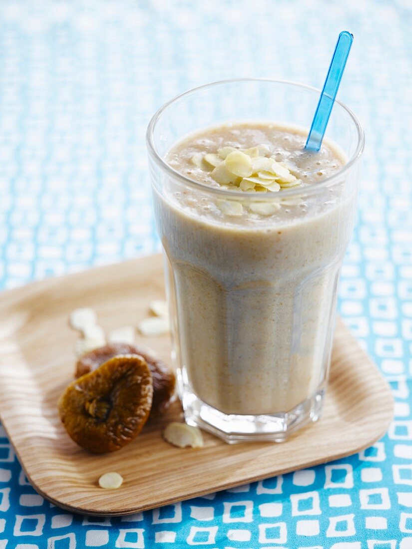 Milchshake mit getrockneten Feigen und Mandeln