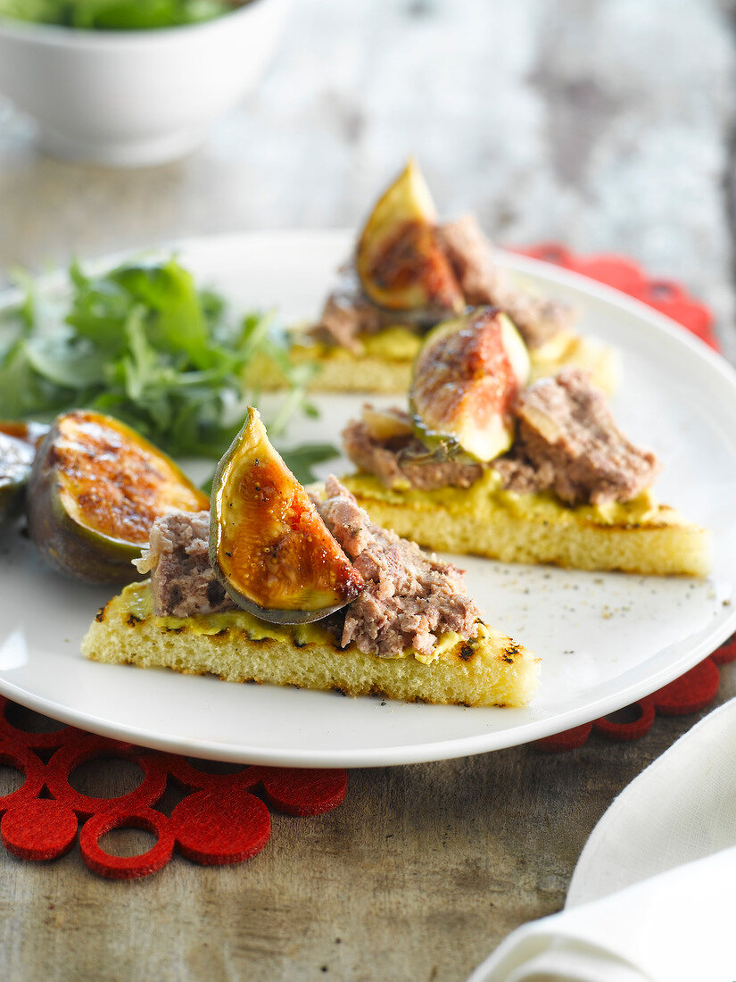 Briocheecken vom Grill mit Leberpastete und gegrillten Feigenhälften