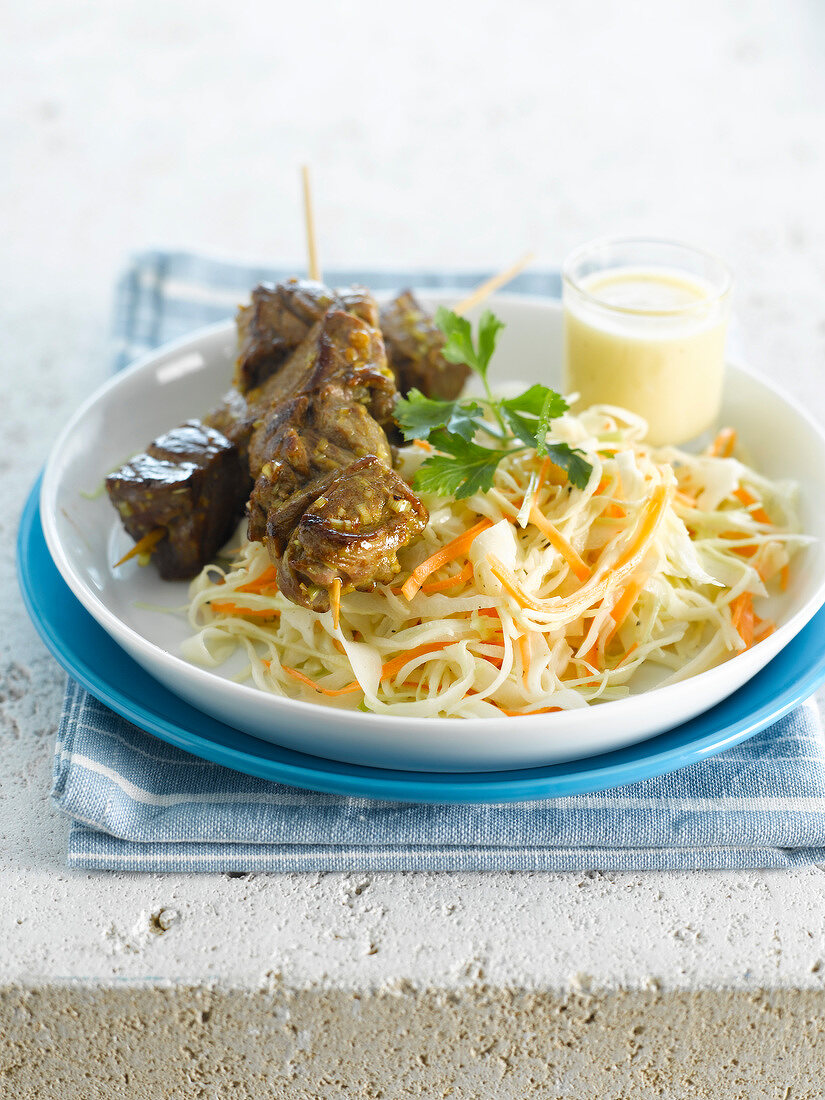 Asian-style brochettes with coleslaw