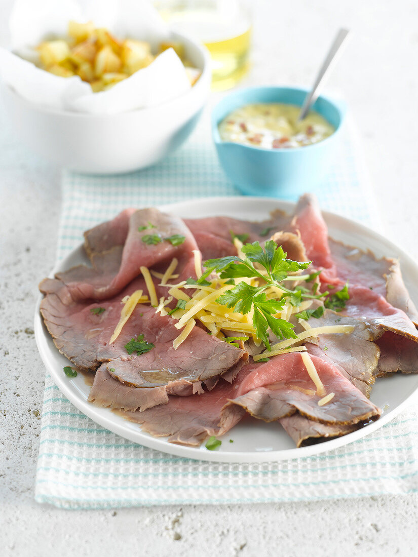 Roastbeef mit Röstkartoffeln und Bacon-Mayonnaise