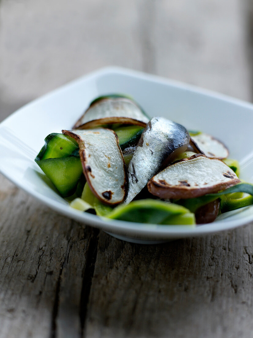 Zucchini mit Anchovis und gebratenen Rübchen