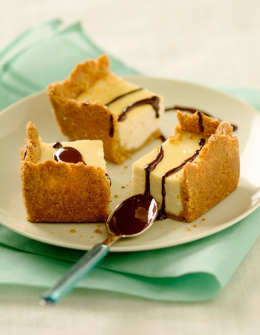 Cheesecake with chocolate sauce