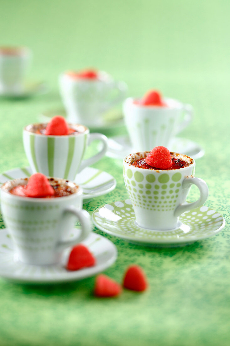 Crème brûlée mit Erdbeer-Schaumbonbons