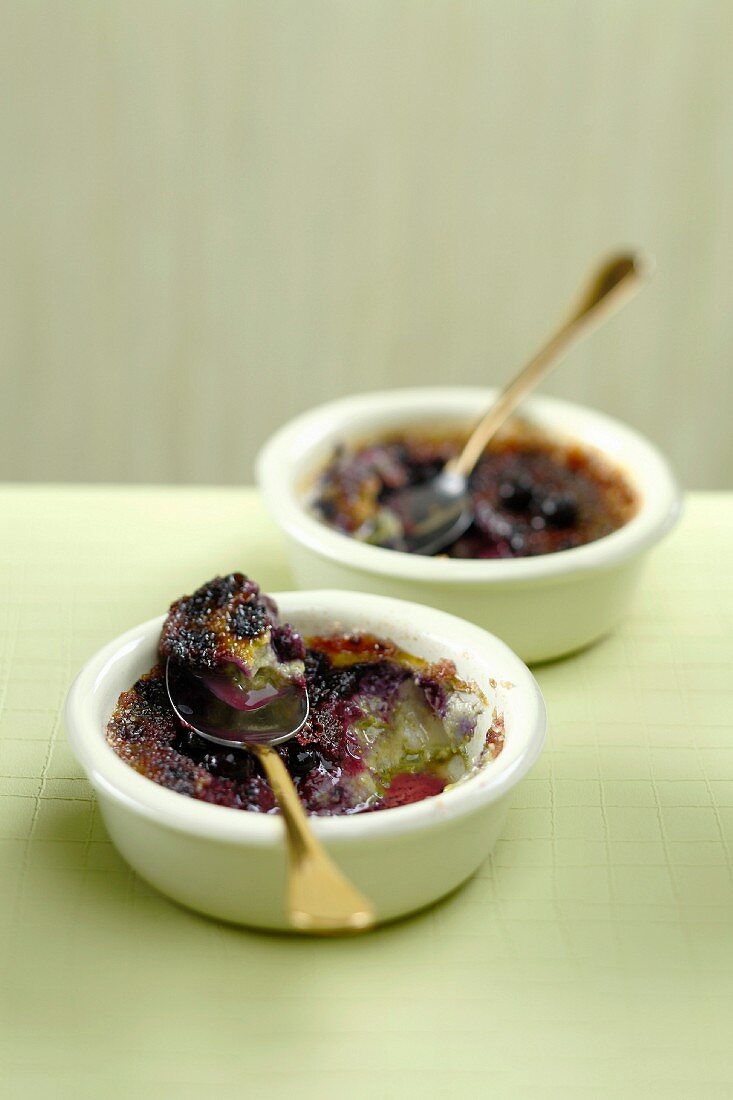 Crèmes brûlées mit Heidelbeeren und Pistazien