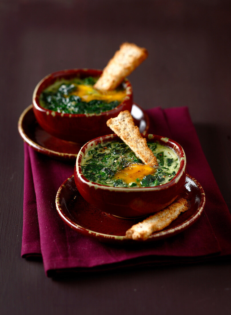 Cream of spinach soup with an egg
