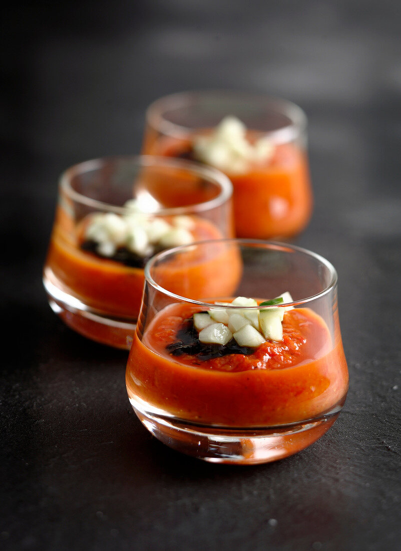 Paprika-Gazpacho mit Sherryessig