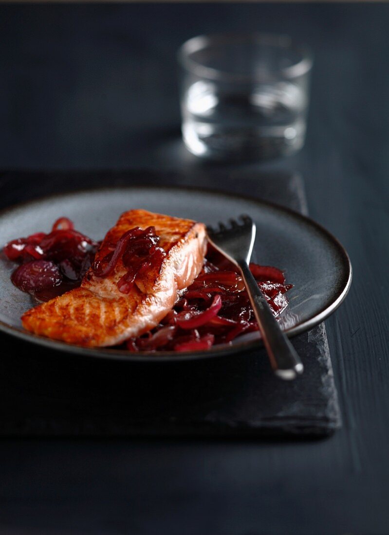 Half-cooked salmon with stewed red onions