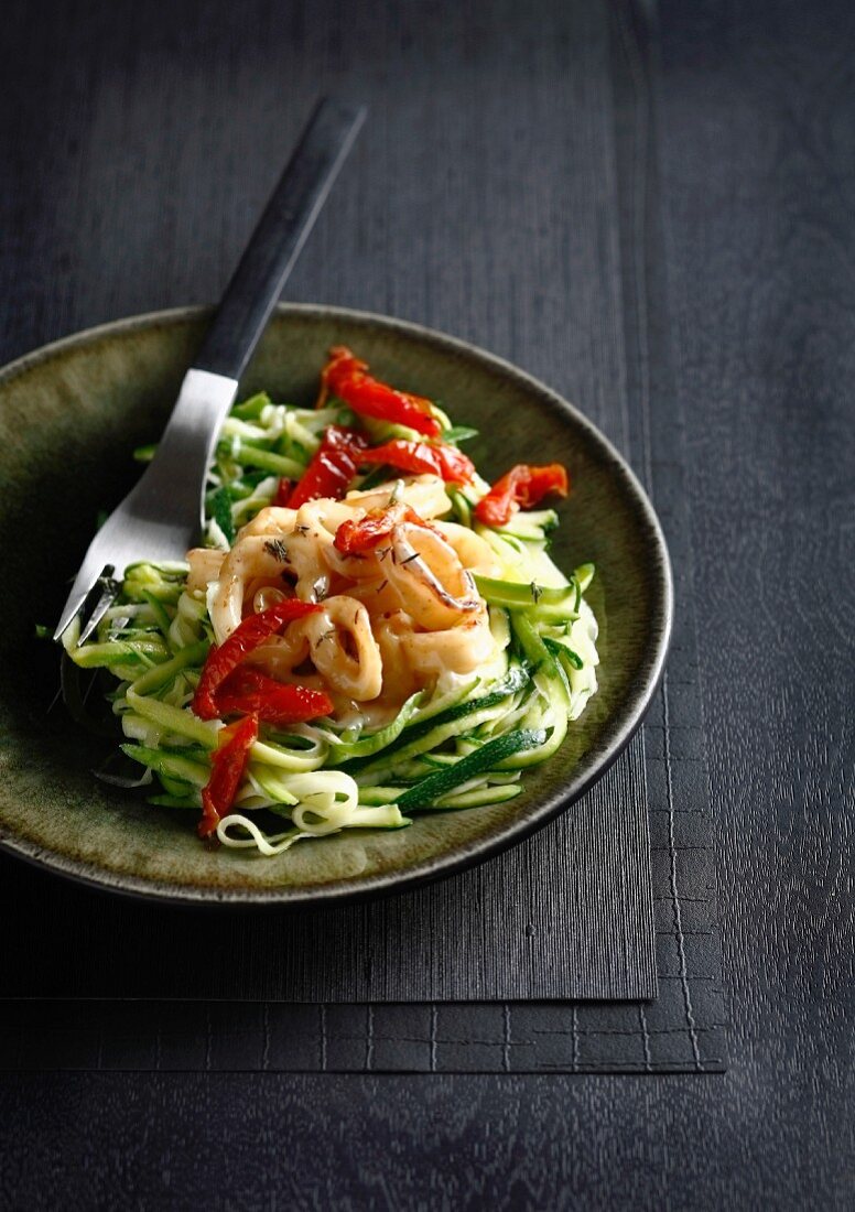 Zucchini spaghettis with pan-fried squid and red peppers