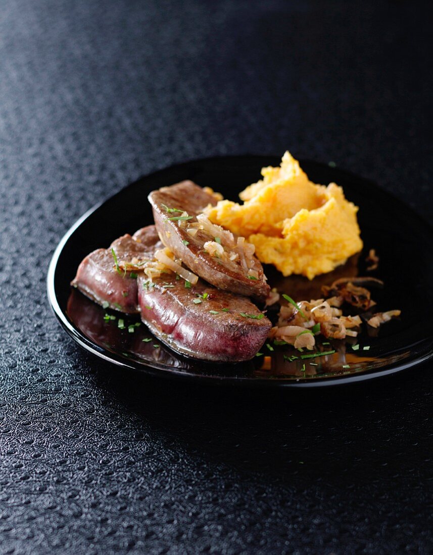 Veal liver with shallots and carrot mash