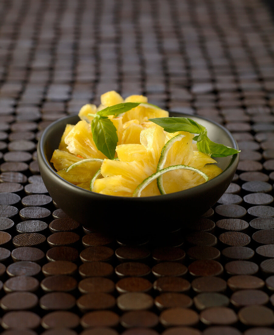 Ananas-Carpaccio mit Basilikum und Limette