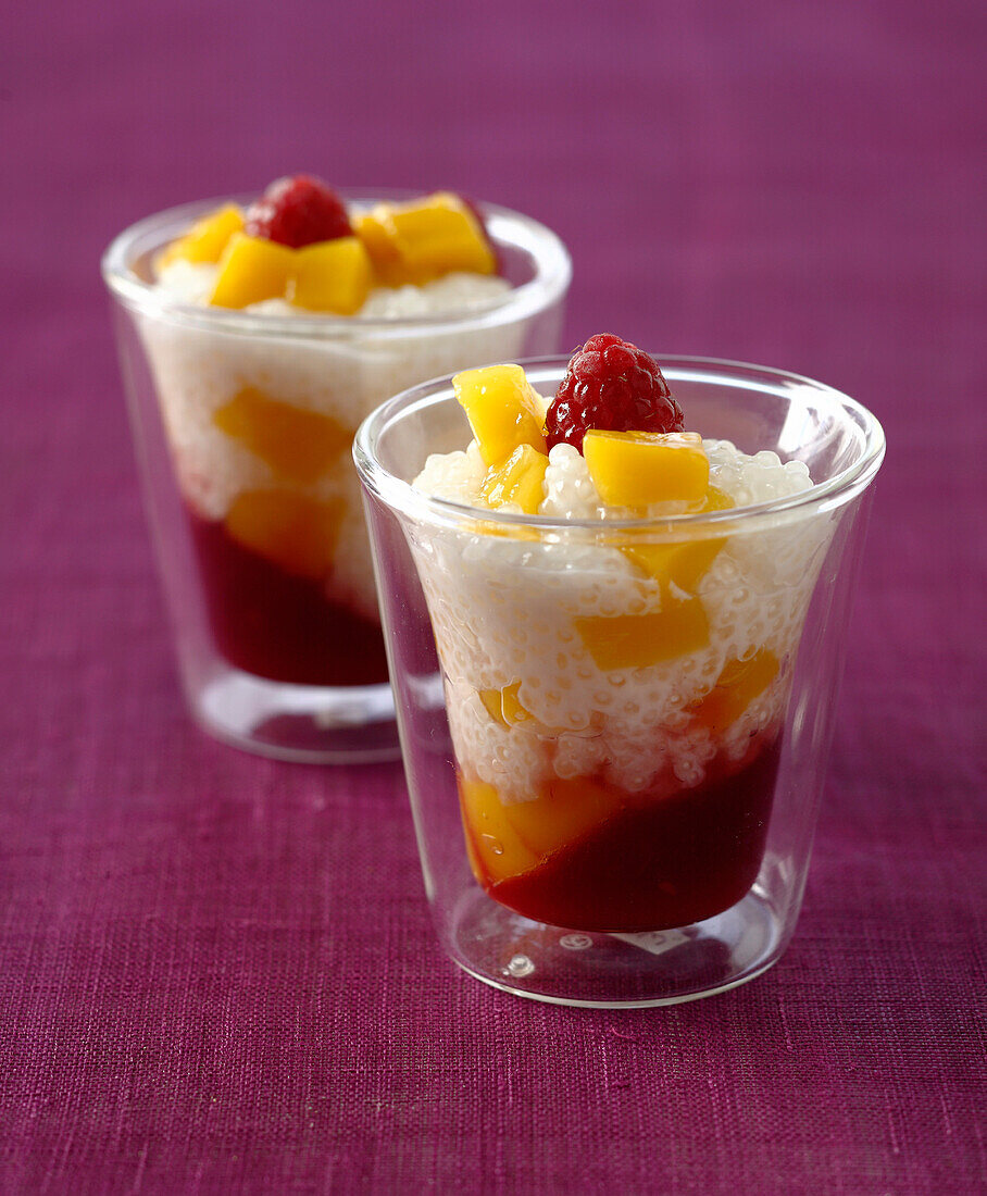 Tapiokadessert mit Mango und roten Früchten