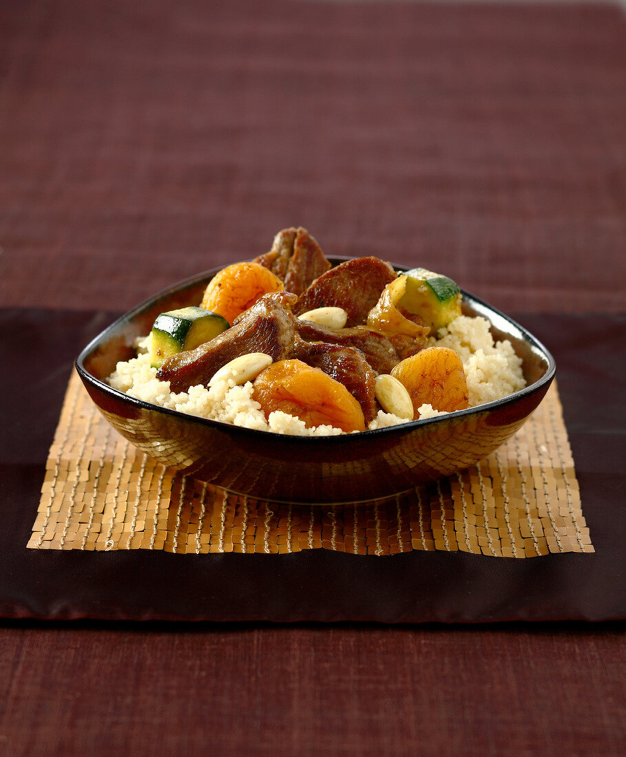Lamm-Couscous nach Art eines Tajine mit getrockneten Aprikosen und Mandeln