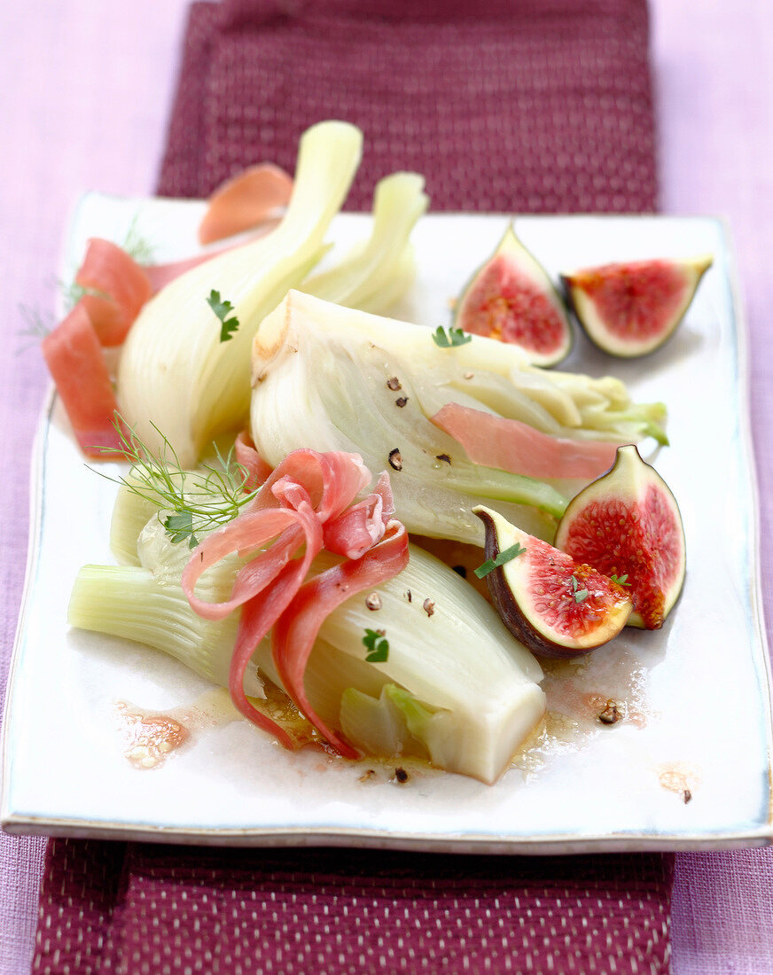 Salat aus gedämpftem Fenchel mit Feigen, Serranoschinken, Ingwer und Sherryessig