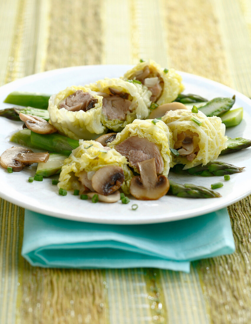 Guinea-fowl and cabbage rolls with asparagus