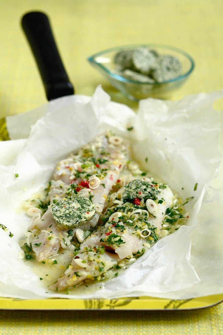 Gedämpftes Kabeljaufilet mit Kräuterbutter