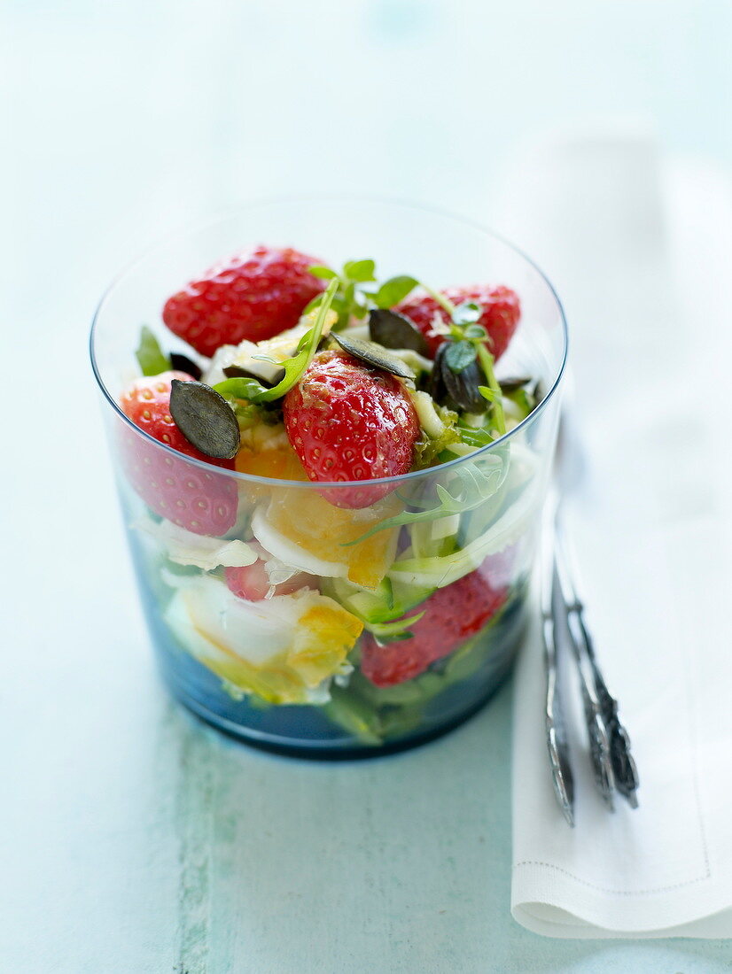 Salat mit pochiertem Ei und Erdbeeren im Glas