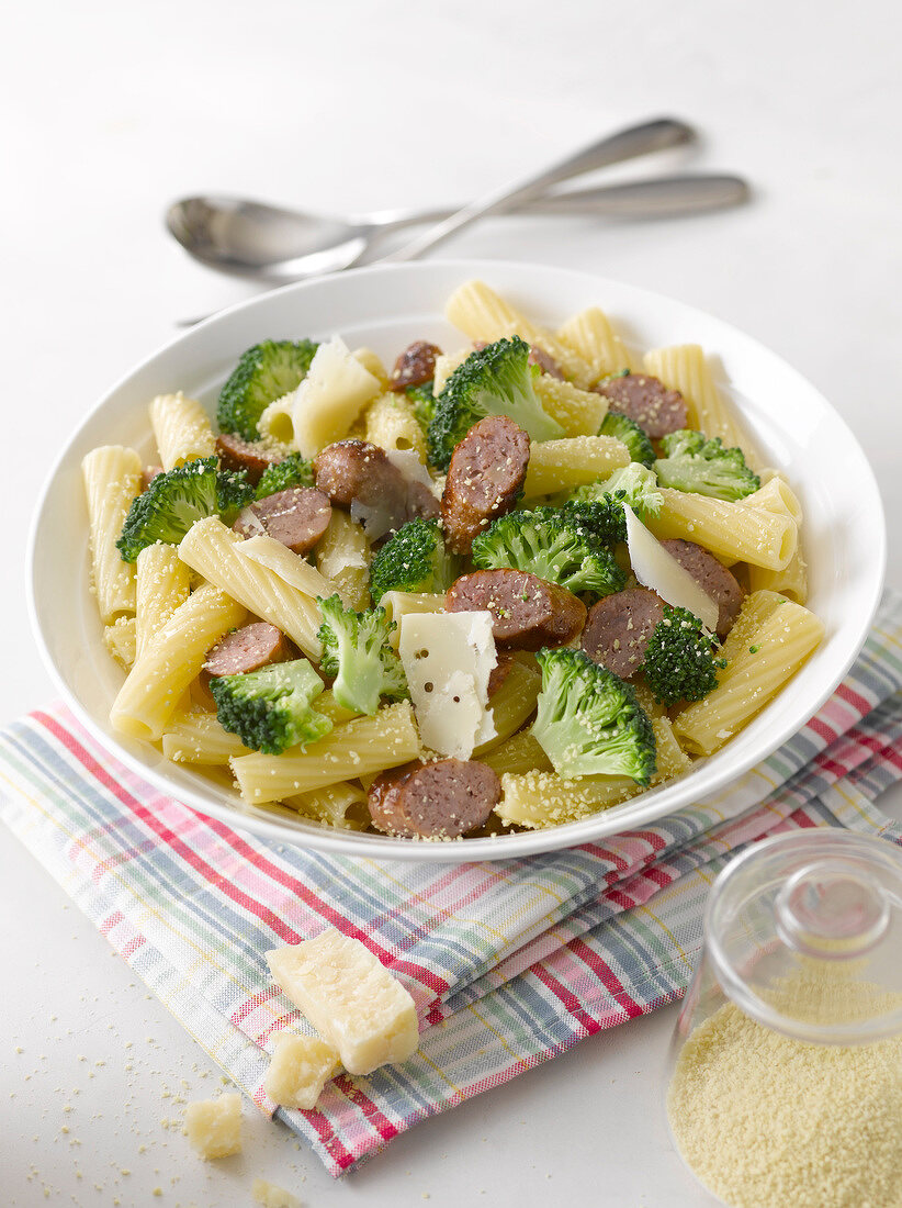 Pasta with Chipolatas sausages, broccolis and cheese
