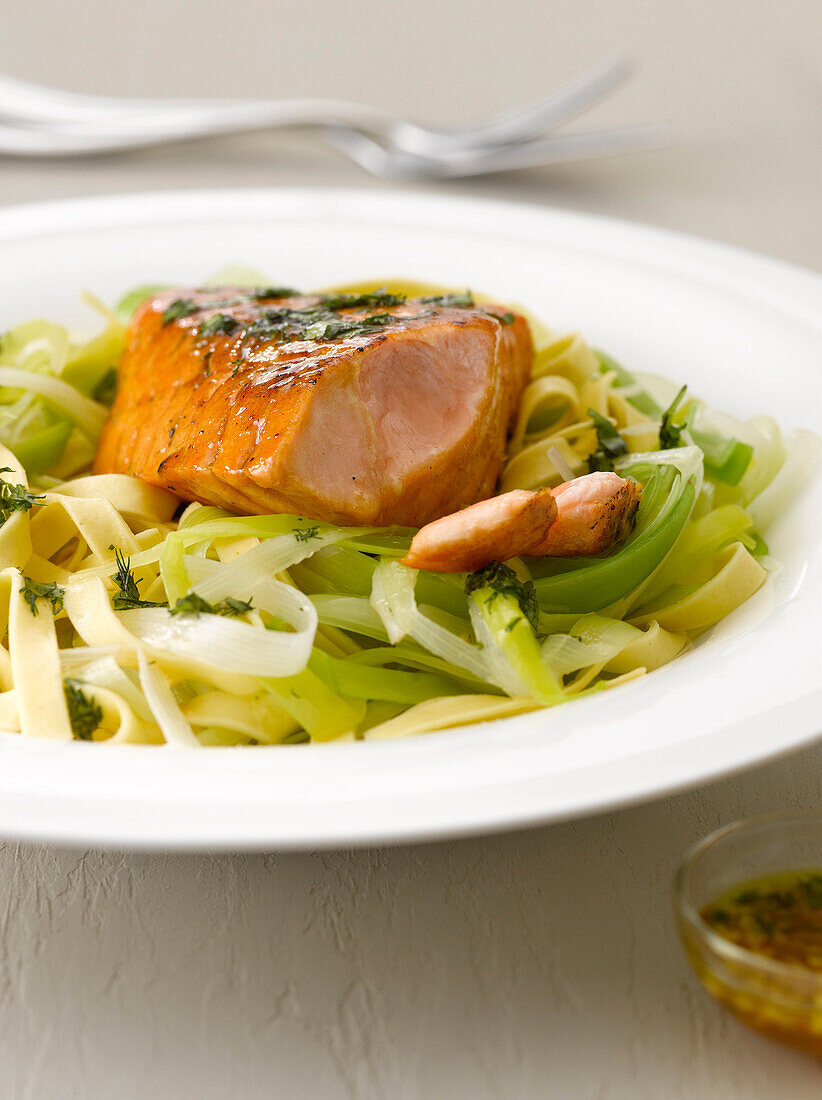 Salmon marinated in maple syrup with tagliatelles and leeks