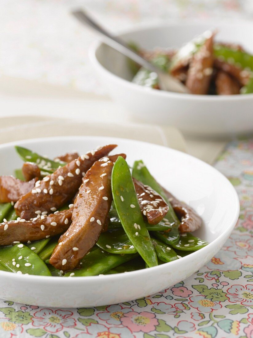 Entenbrust in Honigsauce mit Sesam auf Zuckerschoten