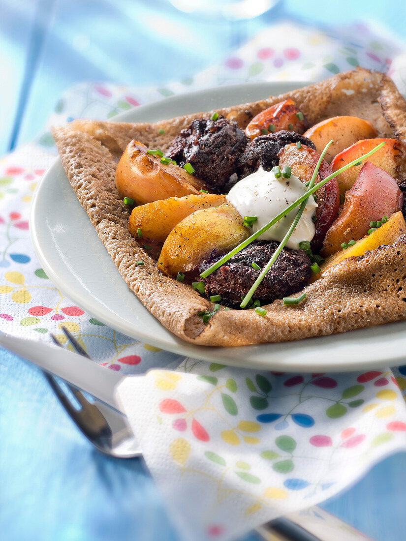 Buchweizenpfannkuchen mit Blutwurst und Äpfeln