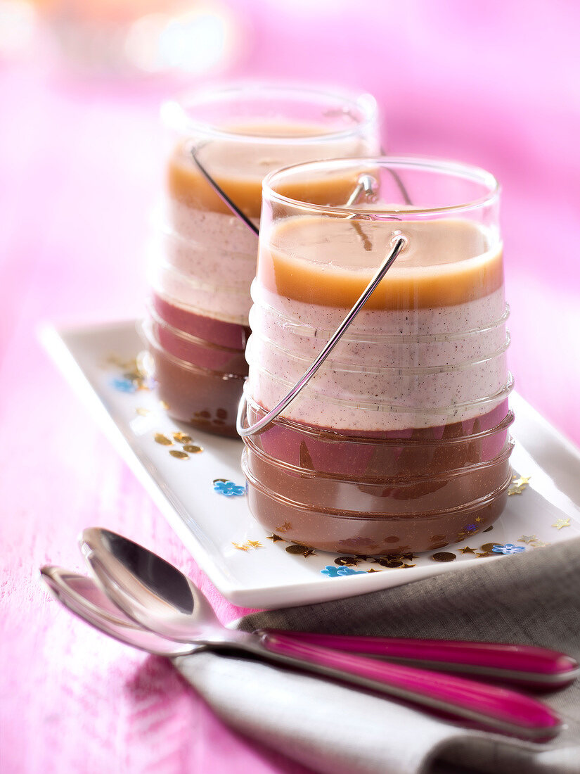 Vanilla-flavored panna cotta, chocolate and toffee-ginger sauce