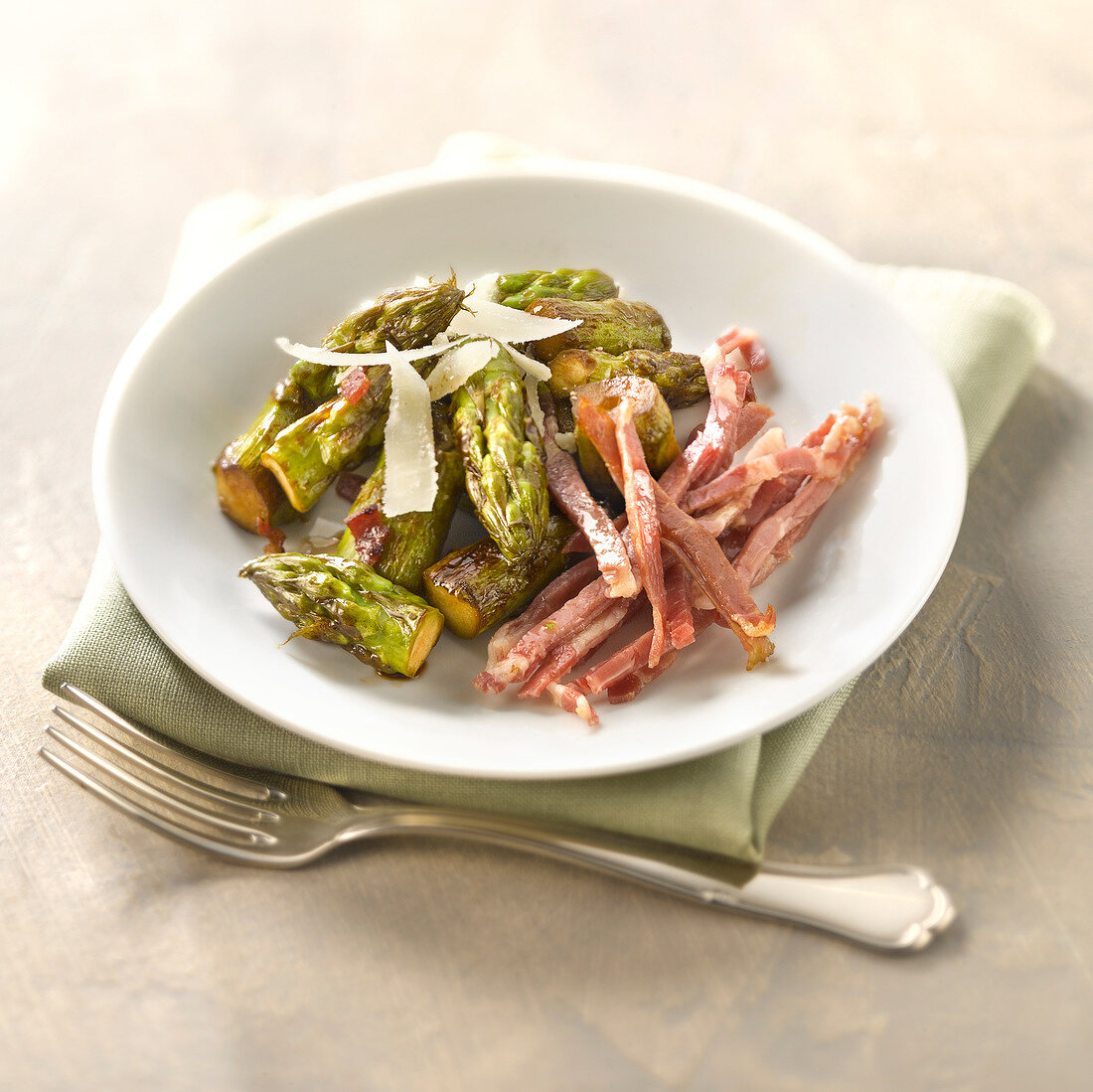 Gebratener grüner Spargel mit Coppa