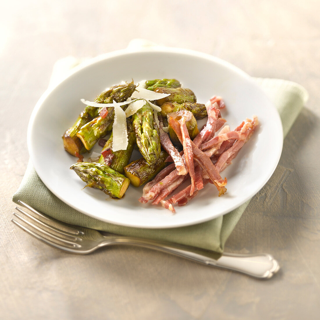 Pan-fried green asparagus with coppa