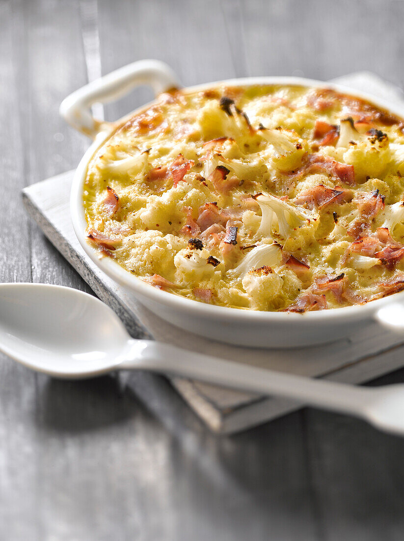 Cauliflower and ham cheese-topped dish