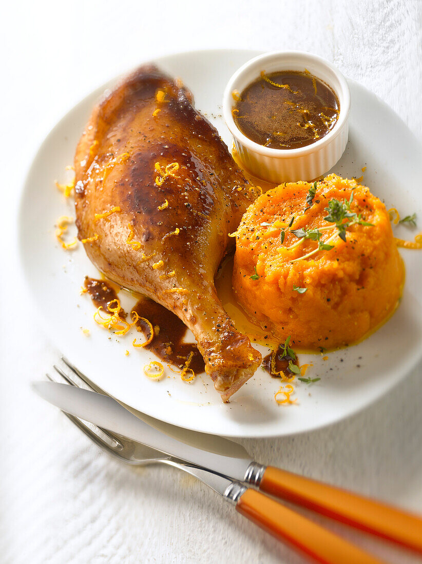 Gänsekeule mit Kürbis-Orangen-Püree und Schokoladensauce