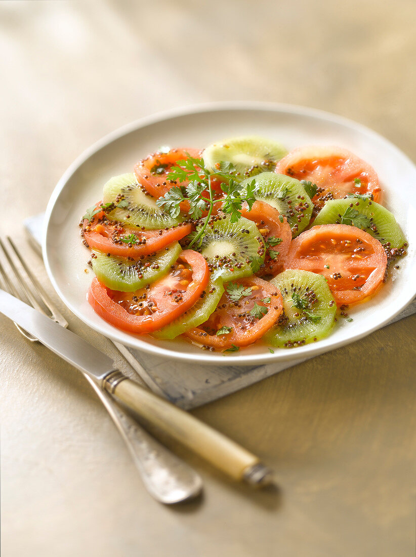 Tomato-kiwi salad with mustard seeds