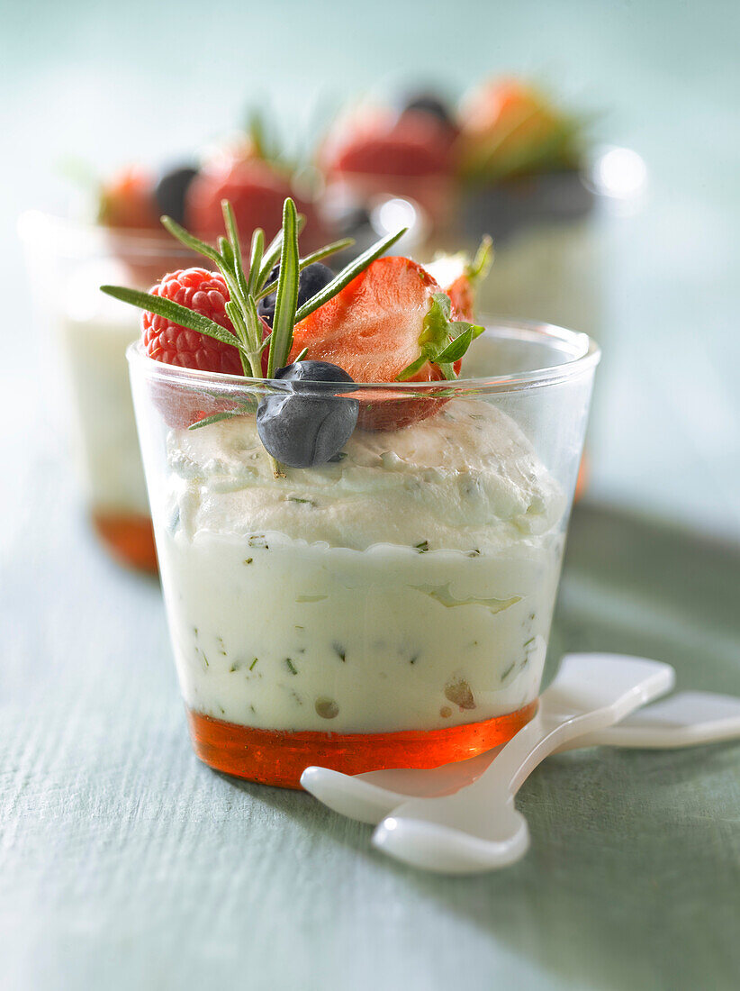 Gesüßter Rosmarin-Frischkäse mit sommerlichen Beeren