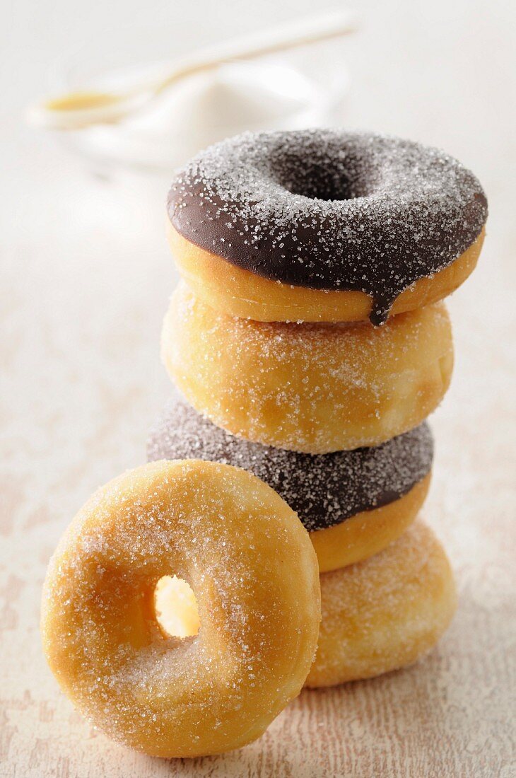 Donuts mit Zucker und mit Schokoladenglasur