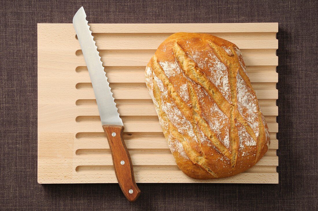 Brotlaib auf Holzschneidebrett