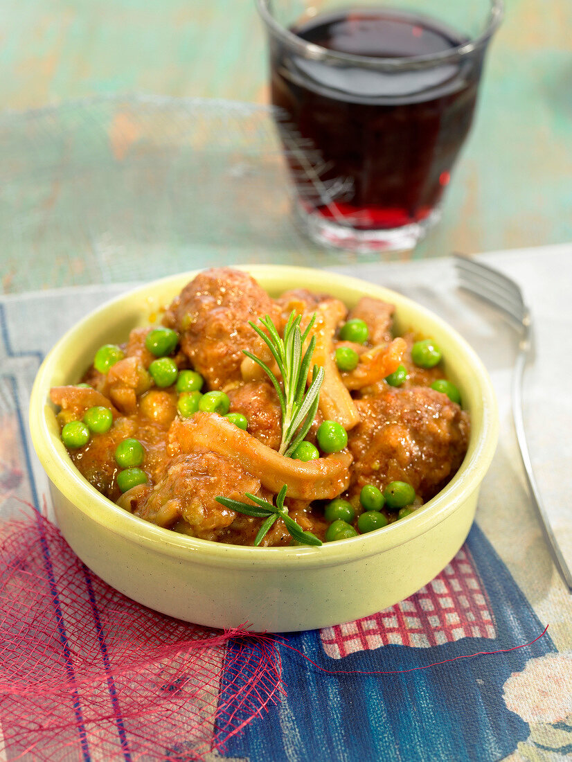 Hackfleischbällchen mit Tintenfisch und Erbsen