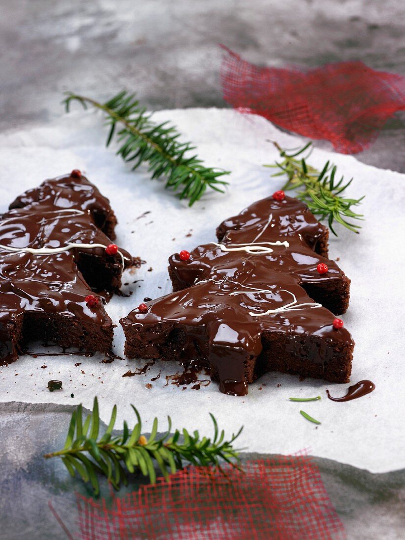 Weihnachtsbäumchen aus Schokoladenkuchen mit roten Pfefferkörnern