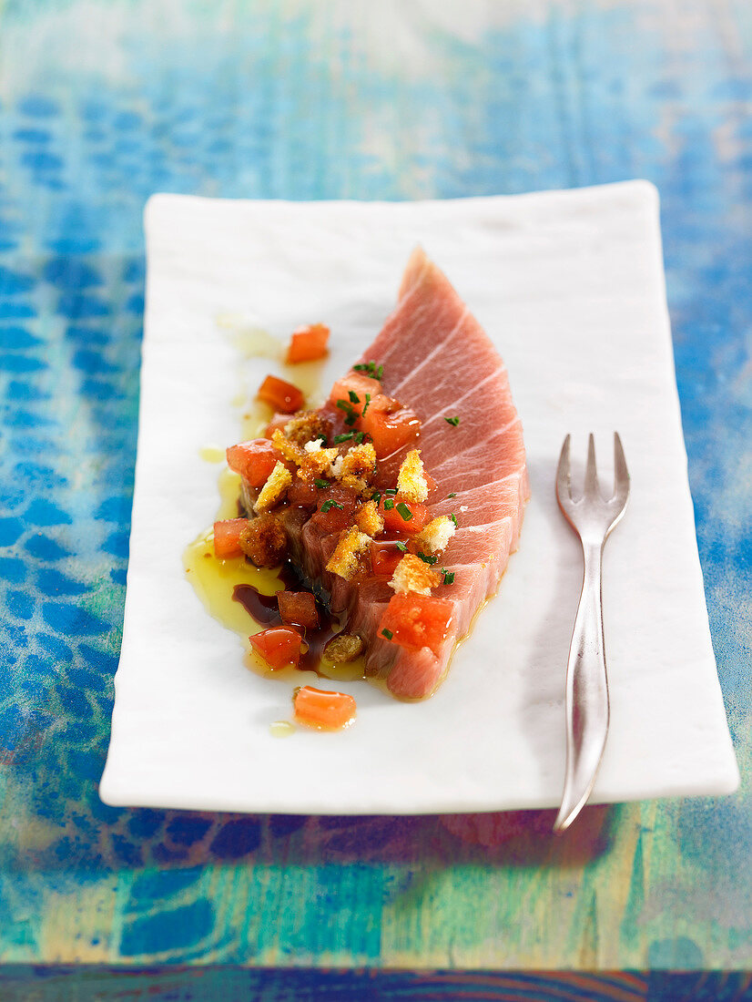 Raw marinated tuna Ventrèche with tomatoes and croutons