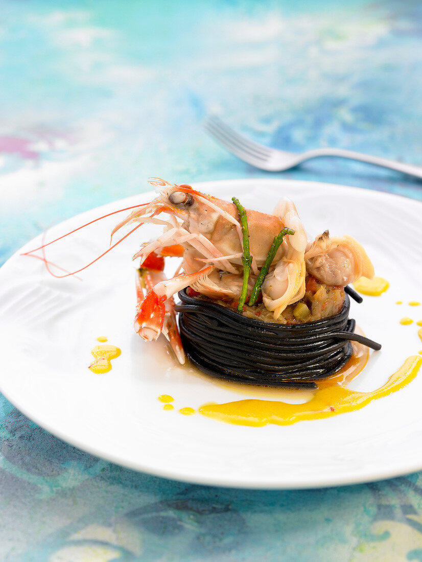 Tintenfischspaghetti mit Queller und Meeresfrüchten