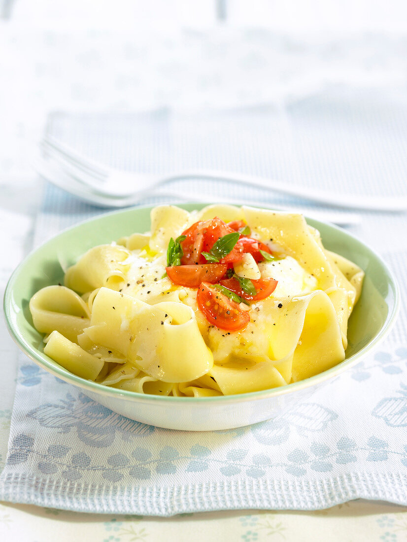 Papardelle mit Mozzarellasauce und Kirschtomaten