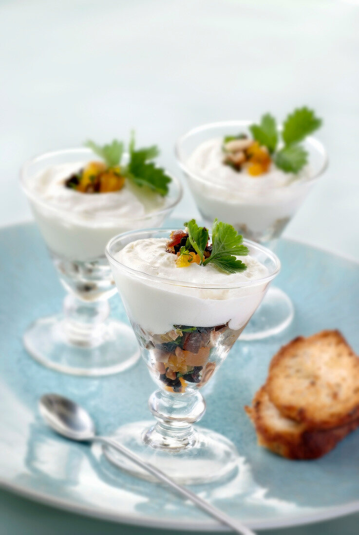 Light mousse with dried fruit