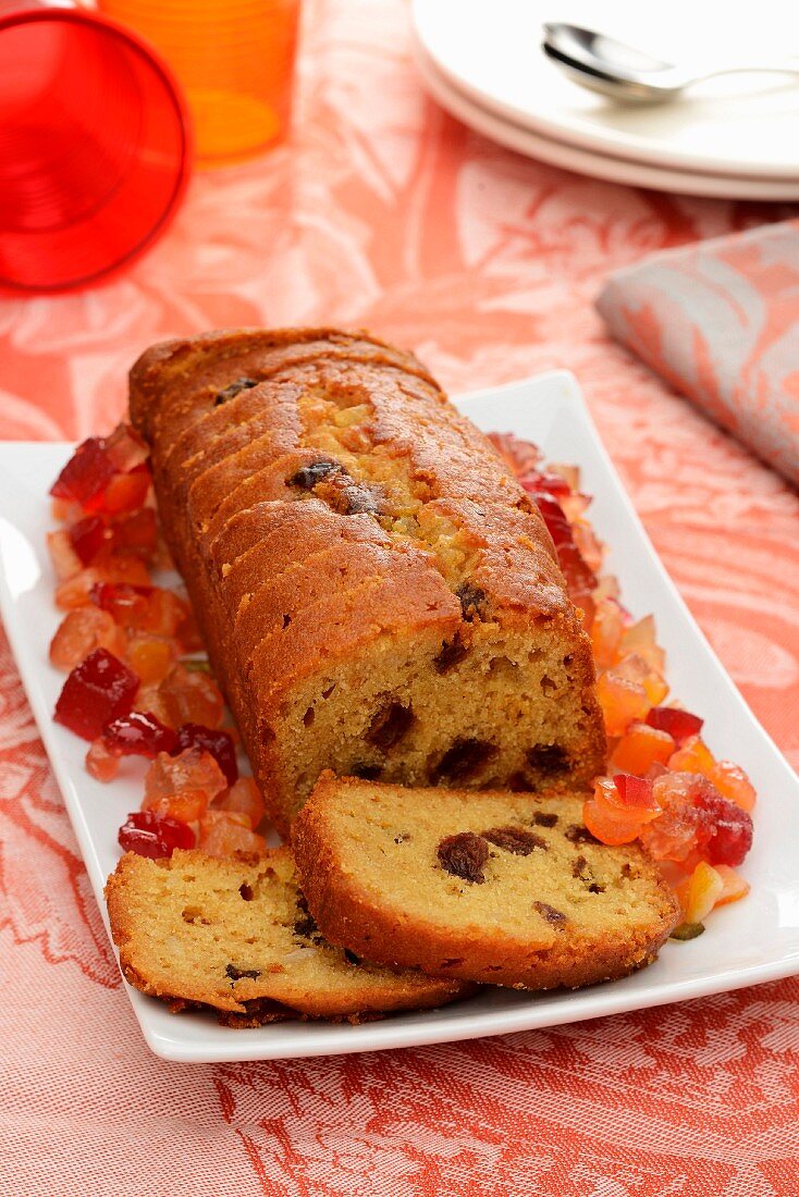 Kastenkuchen mit kandierten Früchten