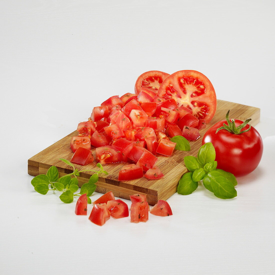 Tomaten in Würfel schneiden