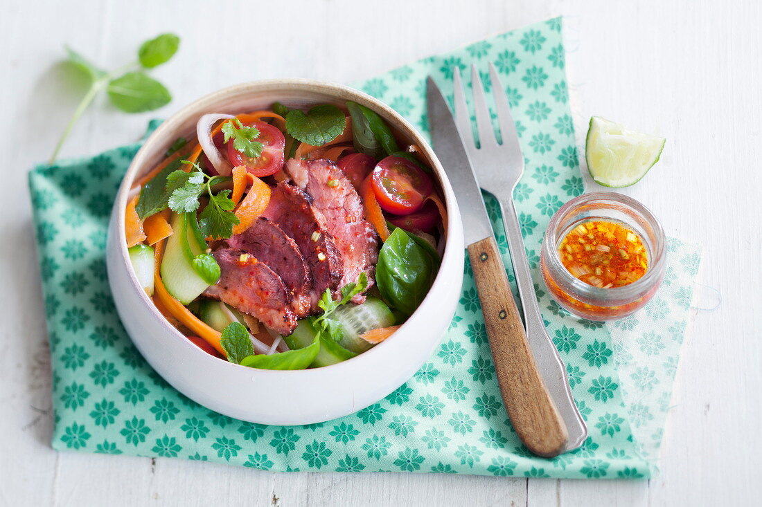 Salat mit Entenfleisch, Spinat und Gemüse