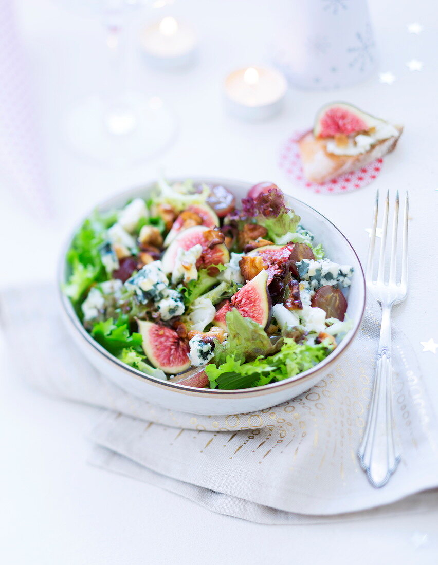 Lettuce, fig, roquefort, grape and walnut salad