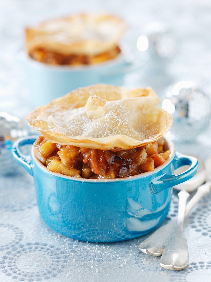 Apfel-Rhabarber-Dessert mit Knusperdeckel, im Töpfchen serviert