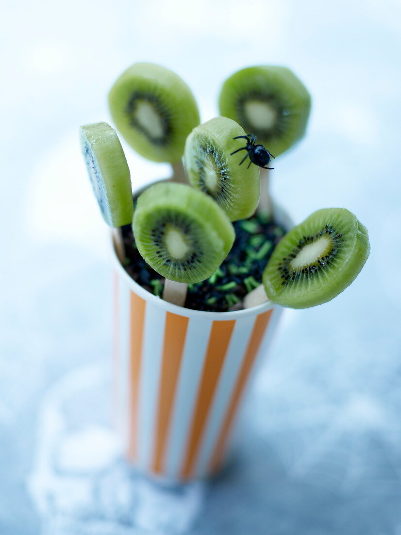 Kiwi-Lollies mit Zuckerstreusel zu Halloween