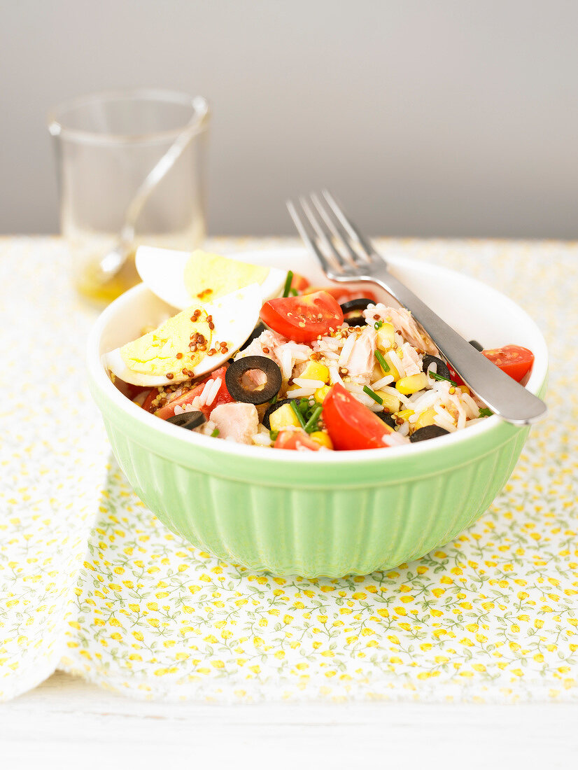 Reissalat mit Thunfisch und hartgekochten Eiern