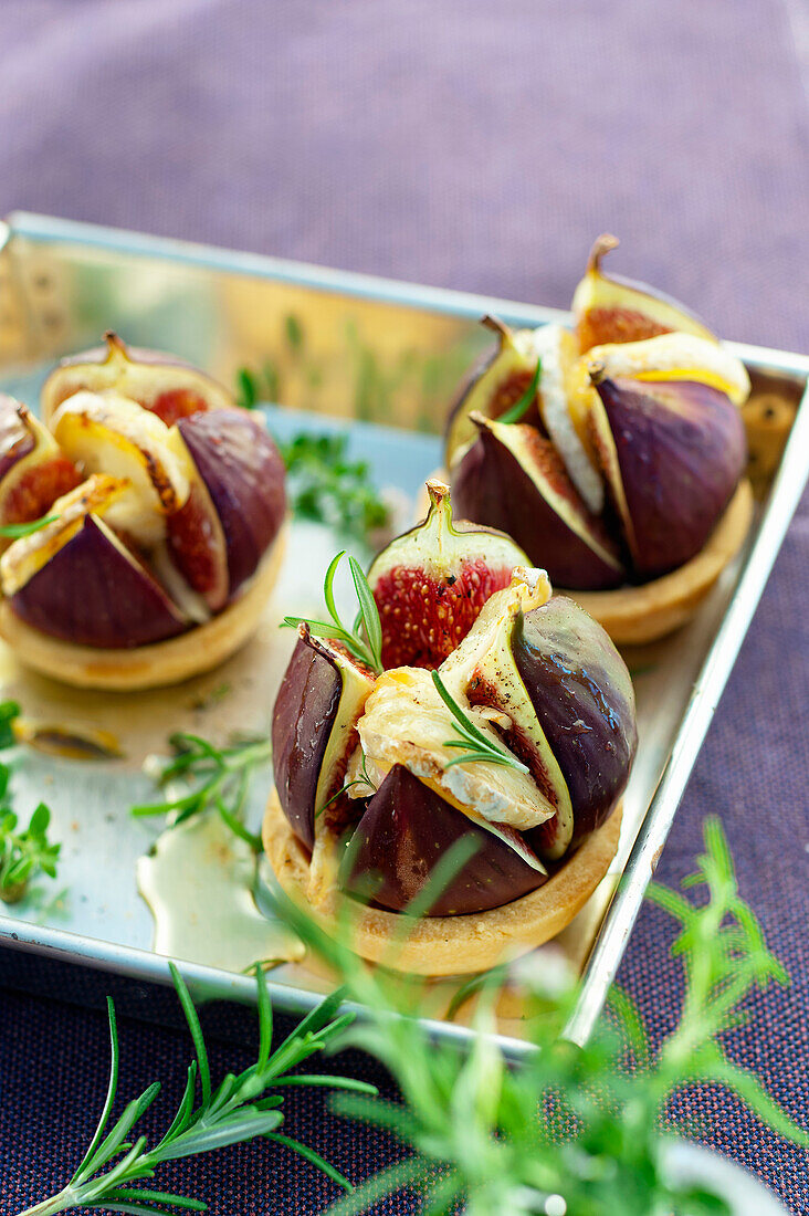 Fig,goat's cheese and honey mini tartlets