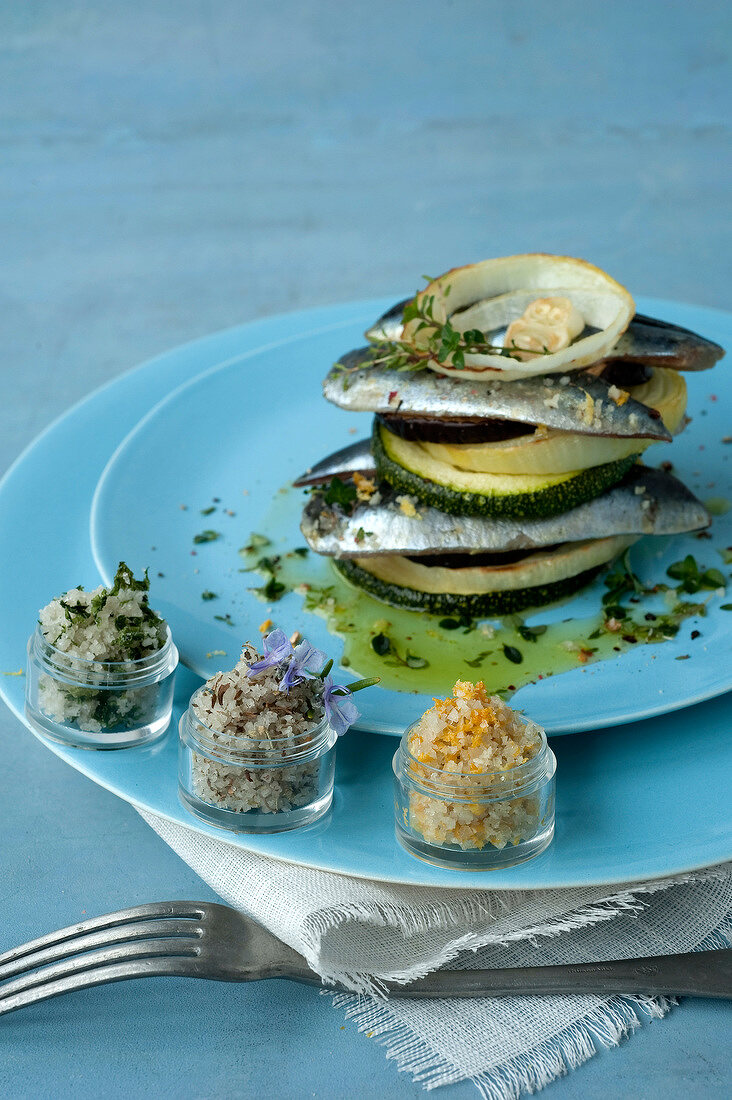 Türmchen aus Sardinen mit gegrilltem Gemüse und dreierlei Salz