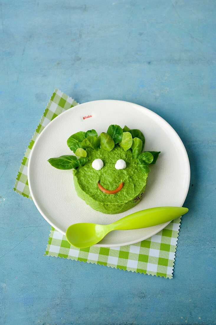 Head-shaped pea mash for kids