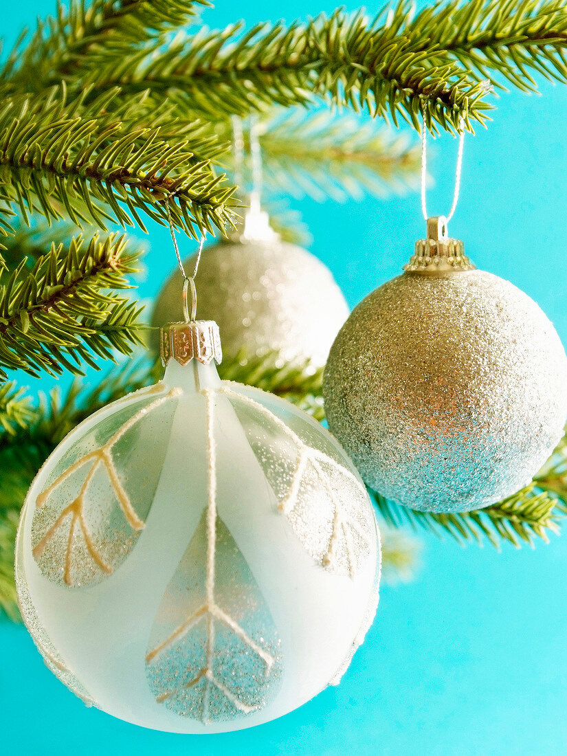 Silberne Christbaumkugeln hängen an Weihnachtsbaum